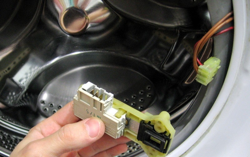 Не открывается стиральная машинка Samsung после стирки